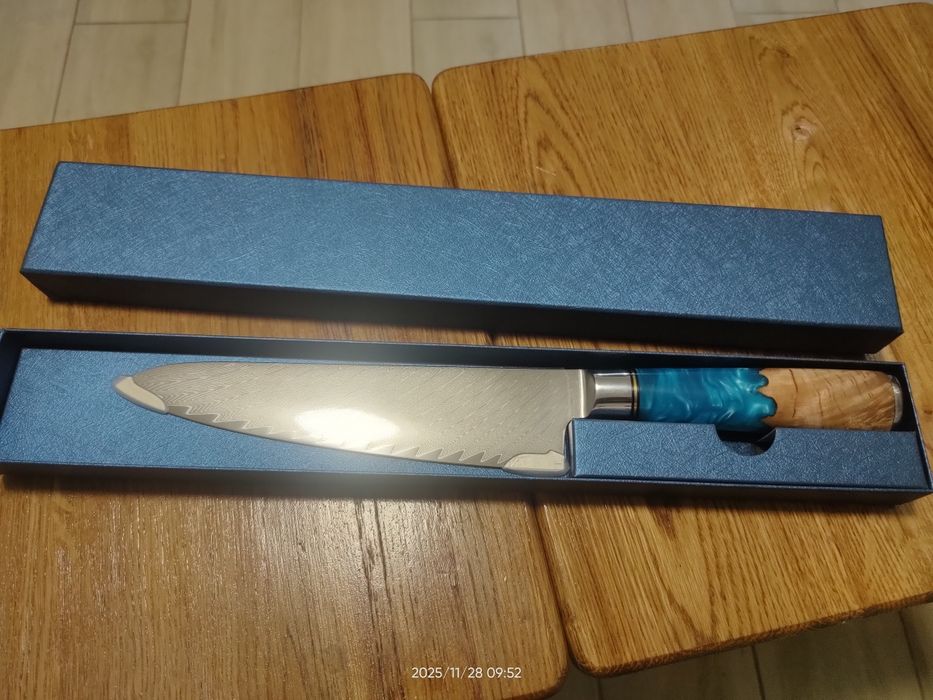 Шеф ніж кухонний з дамаської сталі.