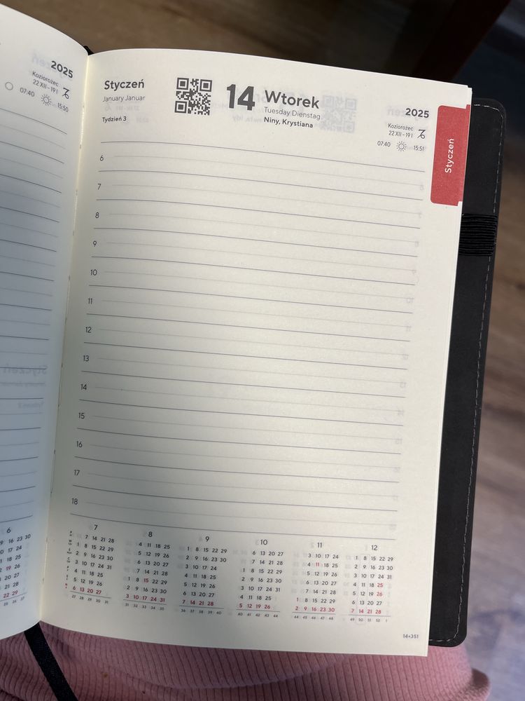 Elegancki kalendarz 2025 dzienny A5 z kodami qr