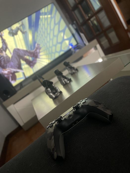 vendo play 5 como nova , ainda com caixa , e com dois comandos .