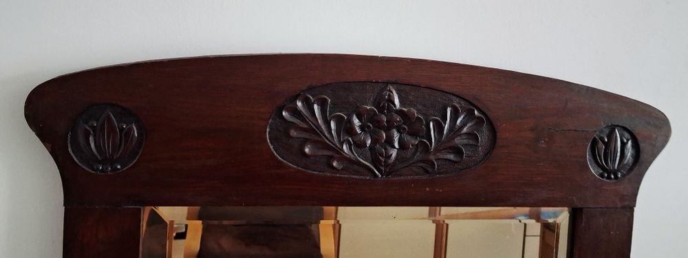 Zabytkowe lustro w drewnianej rzeźbionej ramie