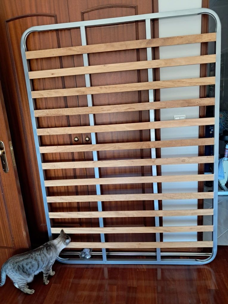 Mobília de quarto (armário, cama, mesinha cabeceira)