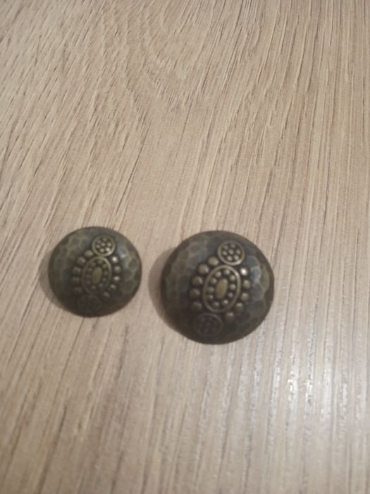 Guziki metalowe z wzorem