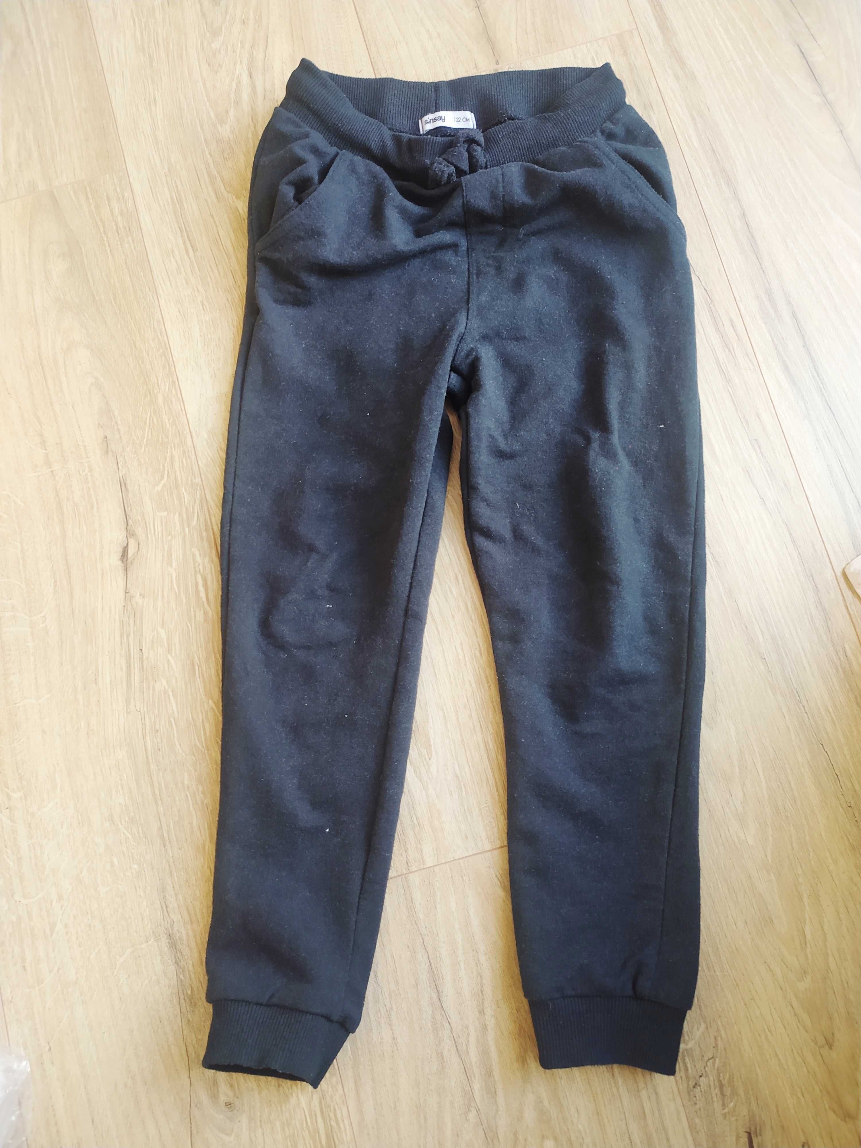 Czarne spodnie dresowe jogger chłopięce 122