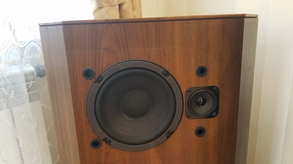 Bose 401 . Left right.  Стильна.