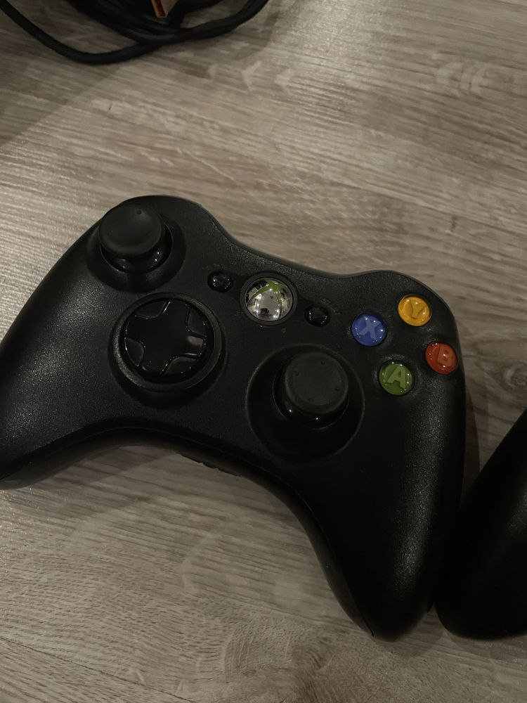 Xbox 360 E + Kinect, 2 pady, 4 gry, oryginalne pudełko