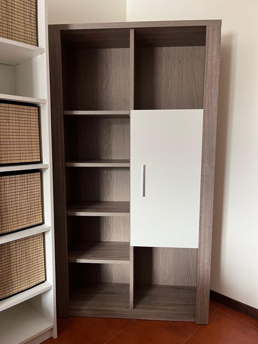 Ármario/estante. Usado em bom estado