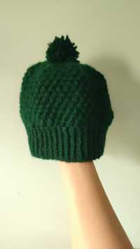 Zielona czapka z pomponem uszyta ręcznie na szydelku