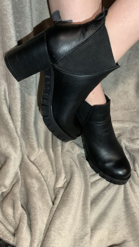 Damskie skórzane buty na obcasie
