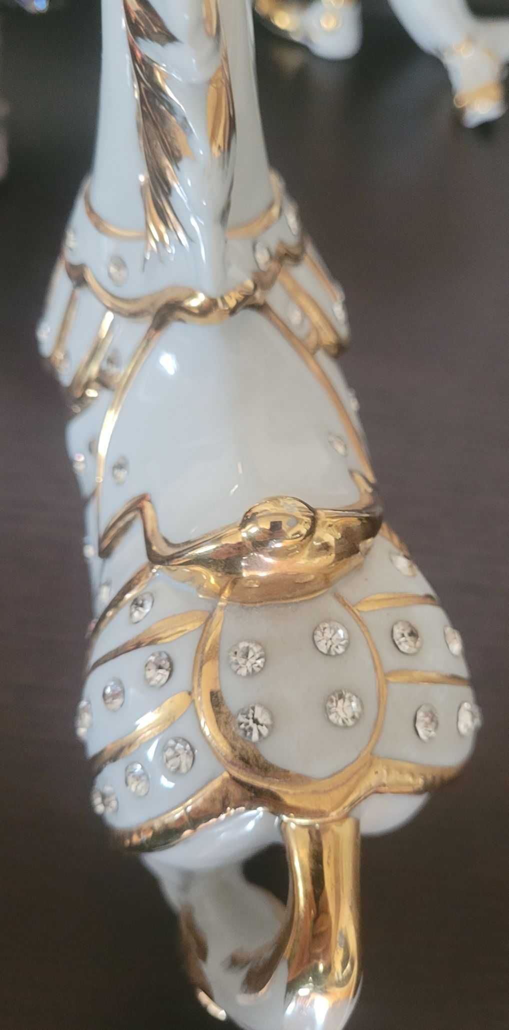 Koń Biały z włoskiej porcelany Capodimonte Swarovski w Złocie