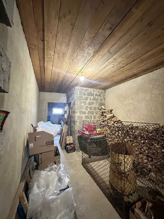 Продається діючий магазин с. Камінне з ділянкою 6 сот.