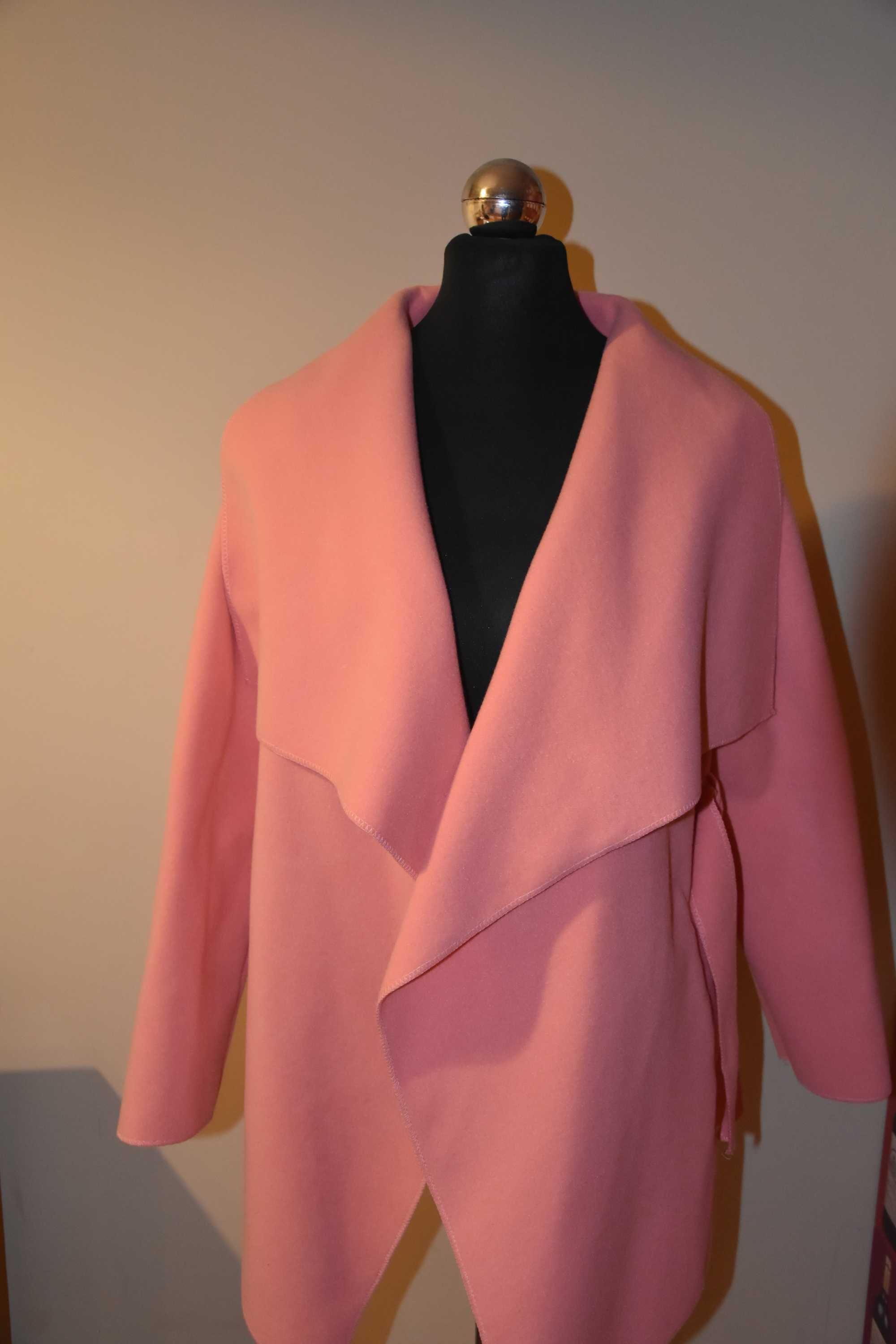 Płaszcz z flauszu, kolor bladoróżowy, stan idealny, rozmiar M :)