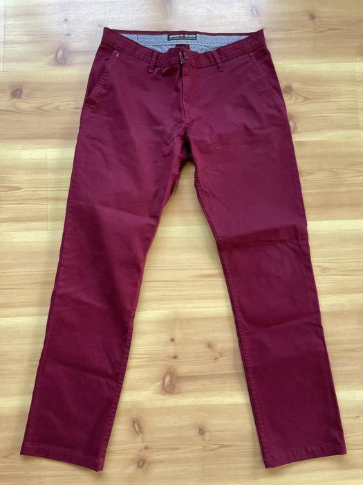 Męskie spodnie w kolorze bordowym/czerwonym. Model Chinosy.