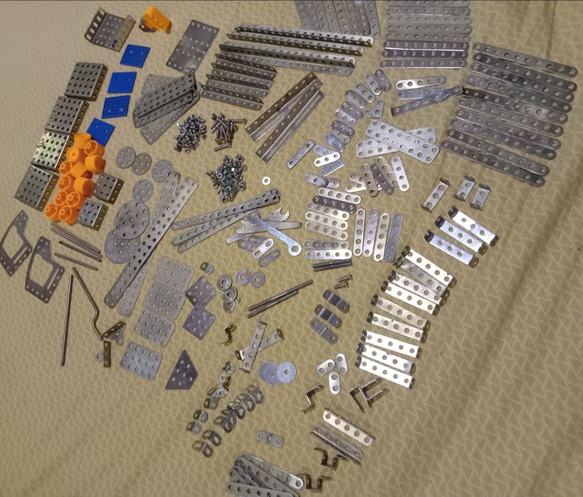 Металлический конструктор 207 деталей+винтики и гайки