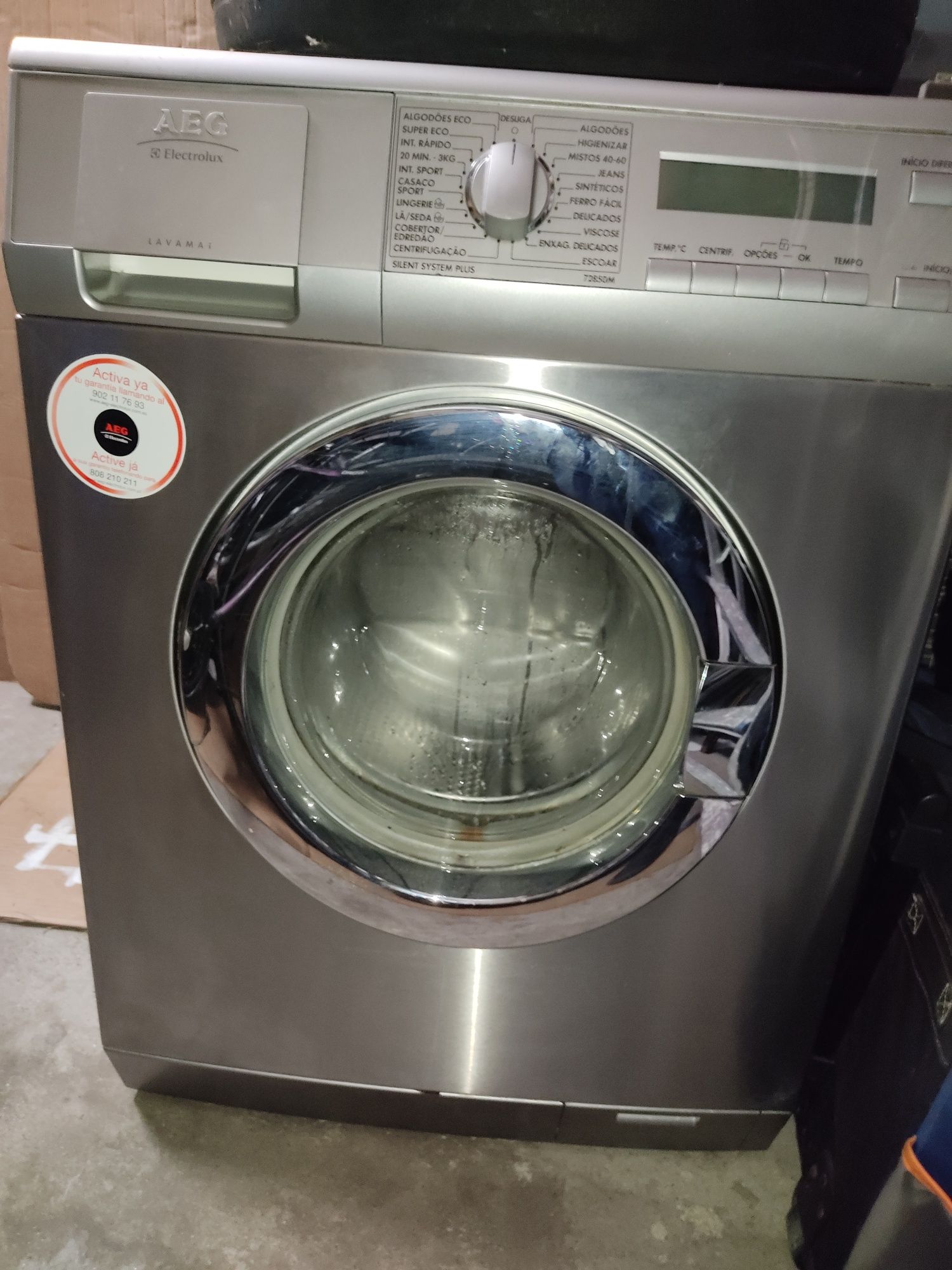 Máquina de lavar roupa a funcionar, para peças.