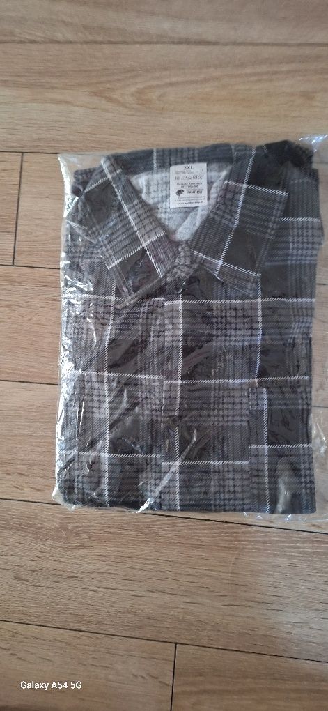 Nowe spodnie robocze rozmiar XL plus nowa koszula flanelowa rozmiar L.