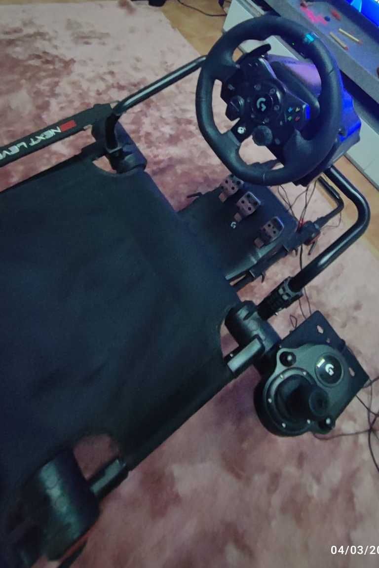 Cockpit e volante Logitec G923 e pedais
