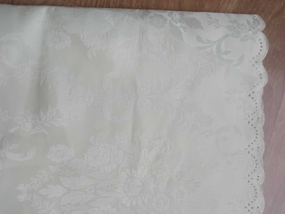 Obrus z plamkami ecru Materiał 140 x 140 cm z błyszczącym wzorem