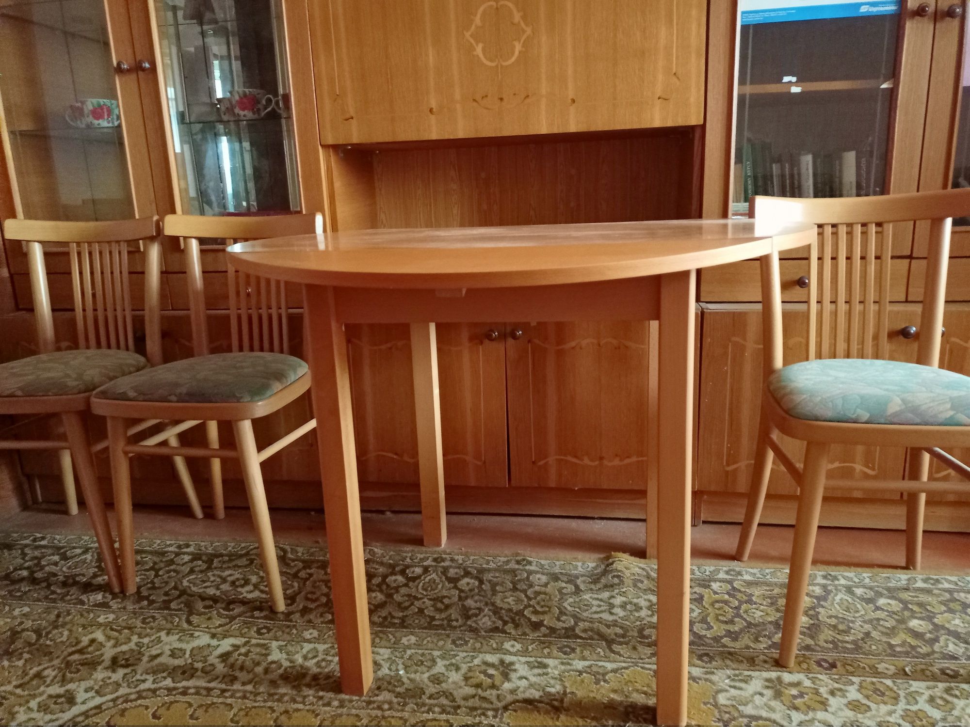 Продается круглый стол и 4 стула.яСтол складываетсяБ/у Состочние прекр