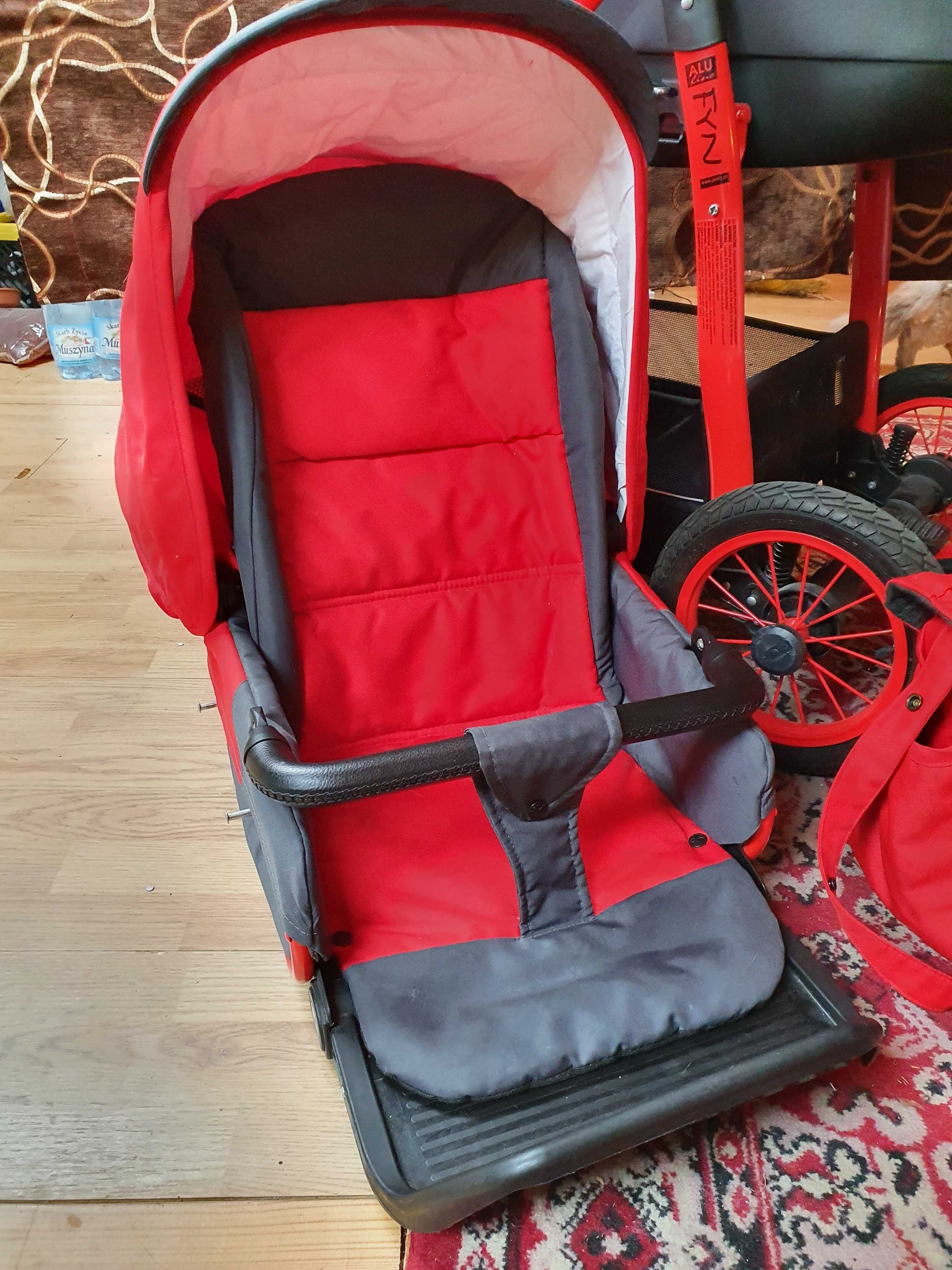 Czerwony wózek dziecięcy