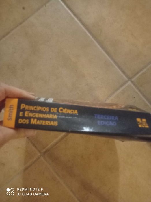 Vendo livro de princípios de engenharia dos materiais