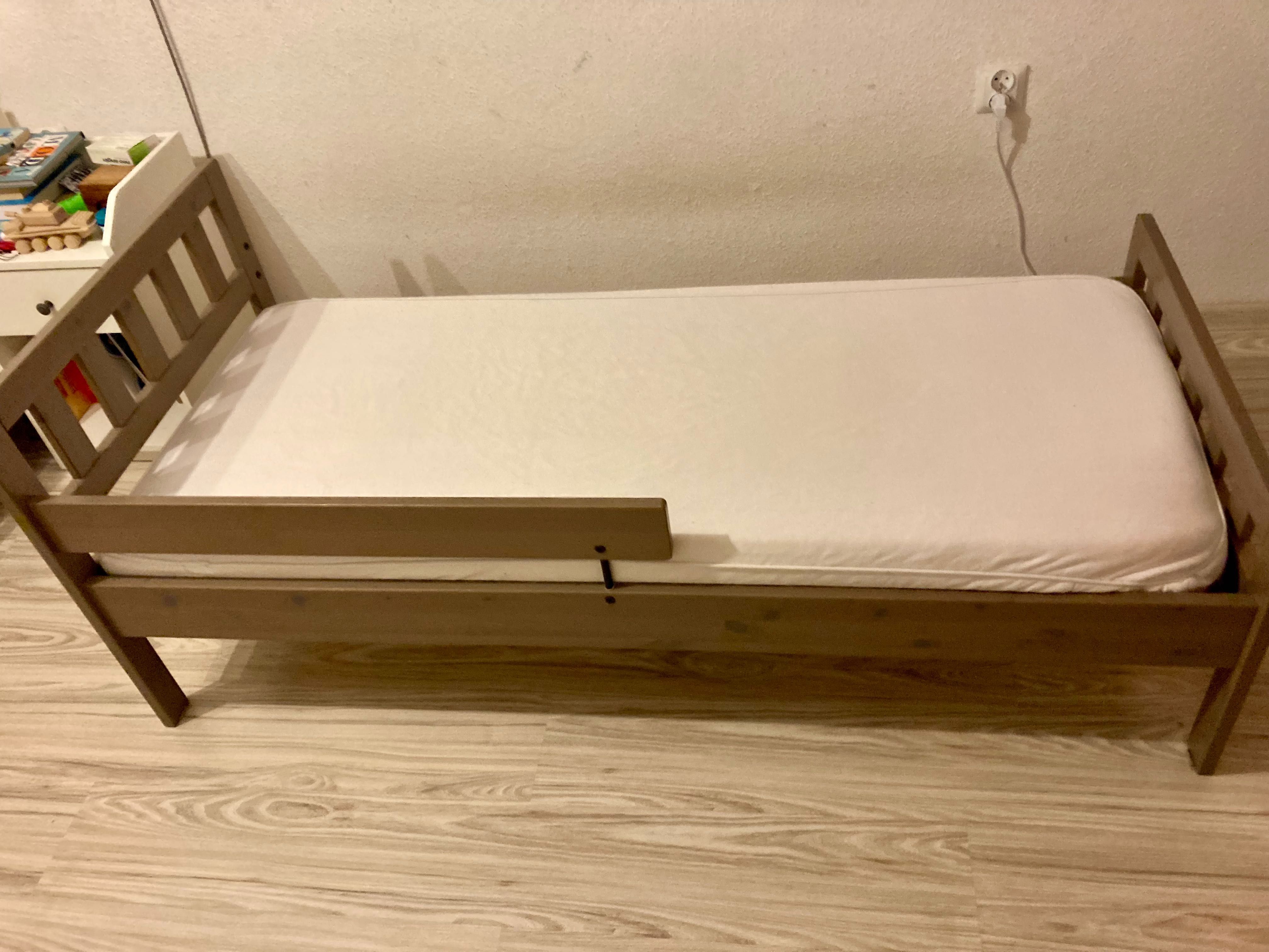 Łóżko dziecięce Ikea Mygga z materacem, dnem (stelażem) i barierką