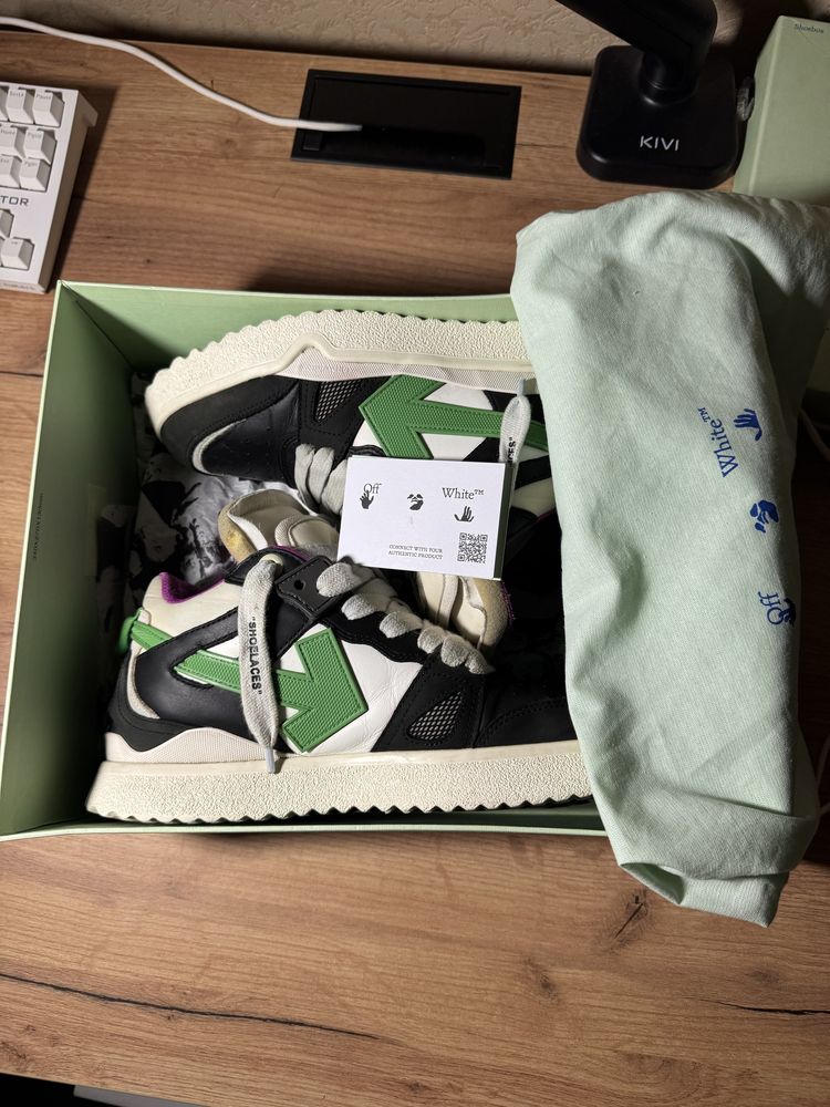 Off white sponge