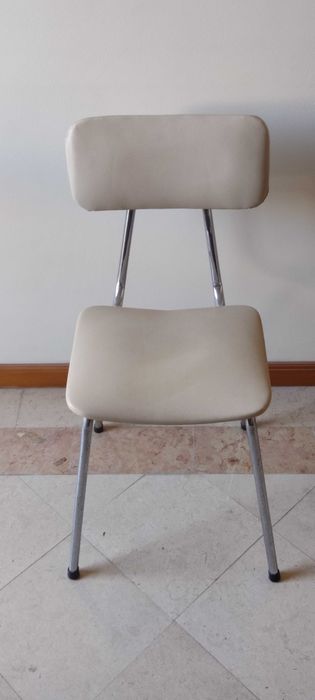 Cadeira em metal e esponja