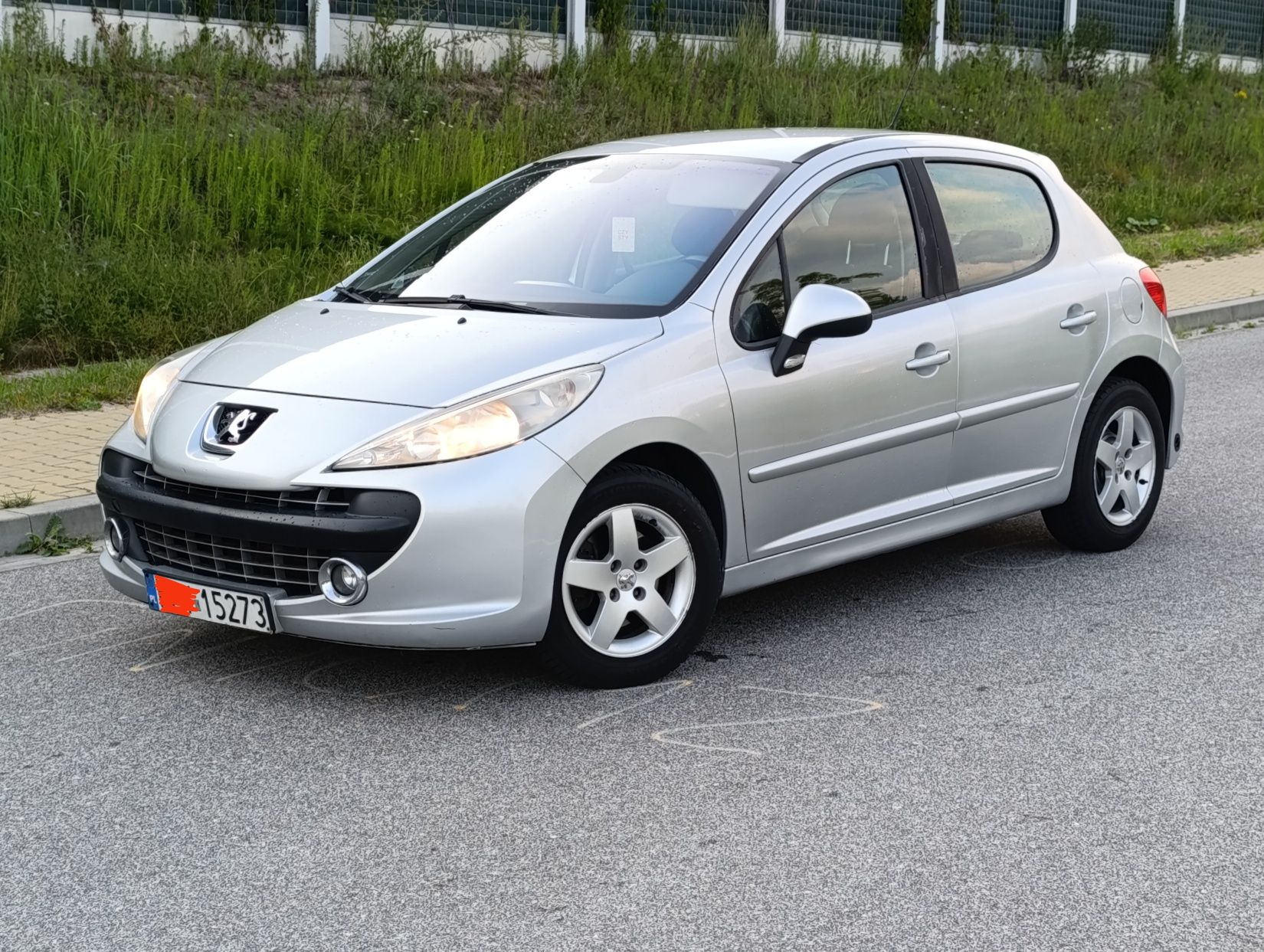 Peugeot 207 z instalacją gazową i sprawną klimą