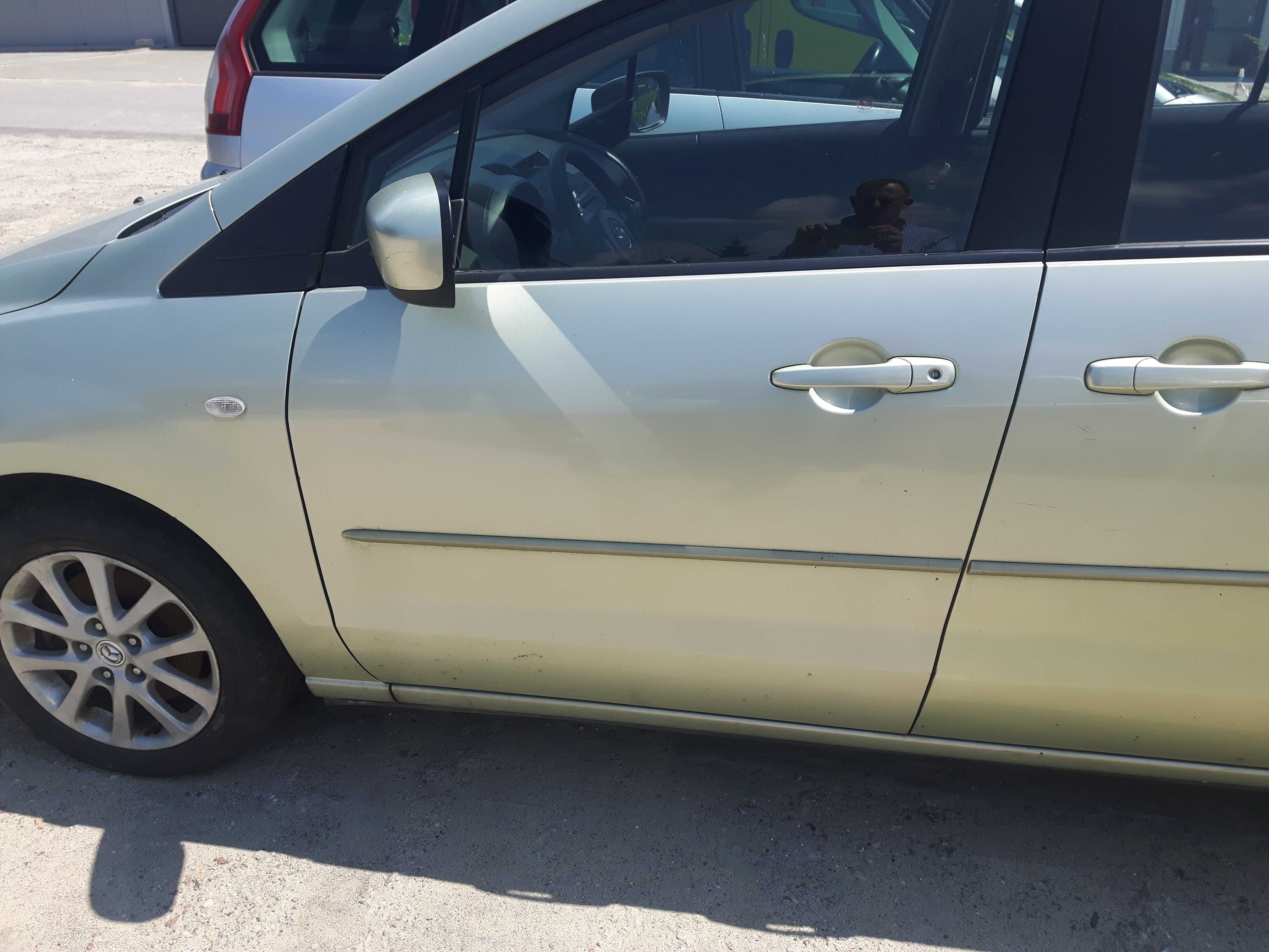 Mazda 5 2,0 D 08 - klamka drzwi prawy przód