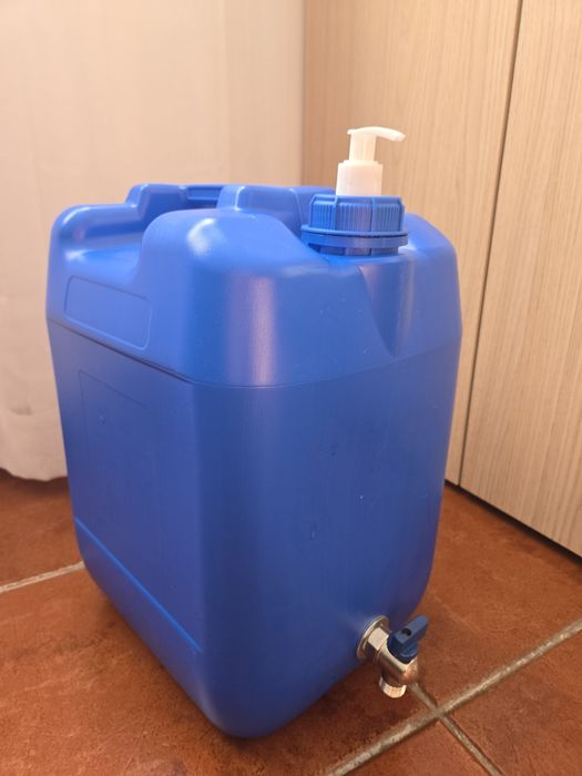 JARRICAN 20L azul c/torneira metal/saboneteira