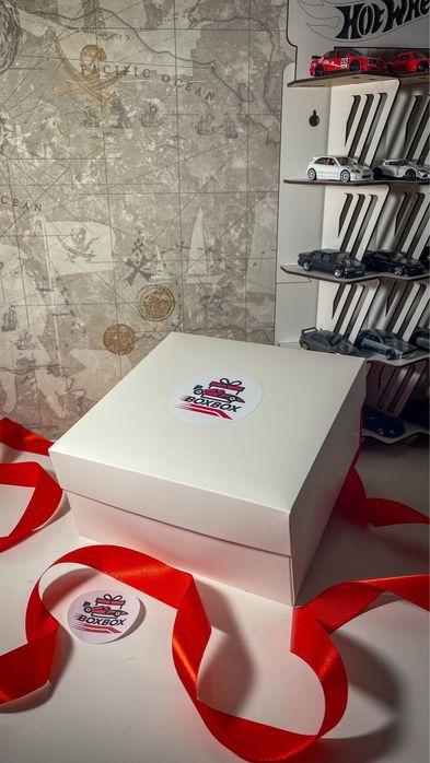 Подарунковий набір BOXBOX | Bburago F1 Scuderia Ferrari SF-24 #16