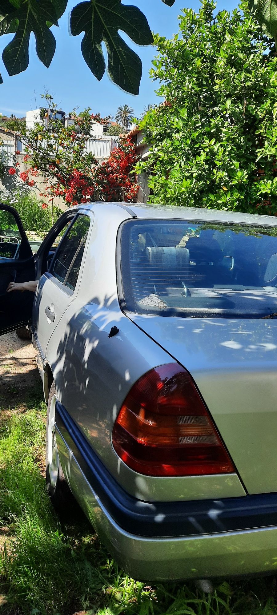 Mercedes C 200 cinco lugares.