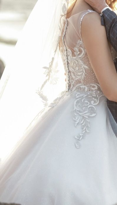 Продам весільну сукню