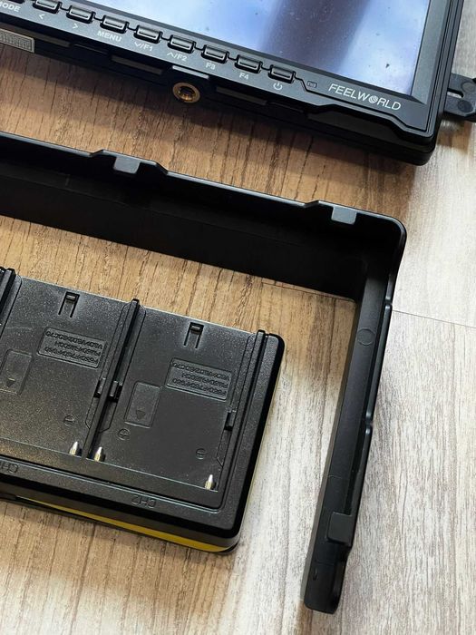 Monitor podglądowy FEELWORLD FW759 7'' HD akumulator, ładowarka