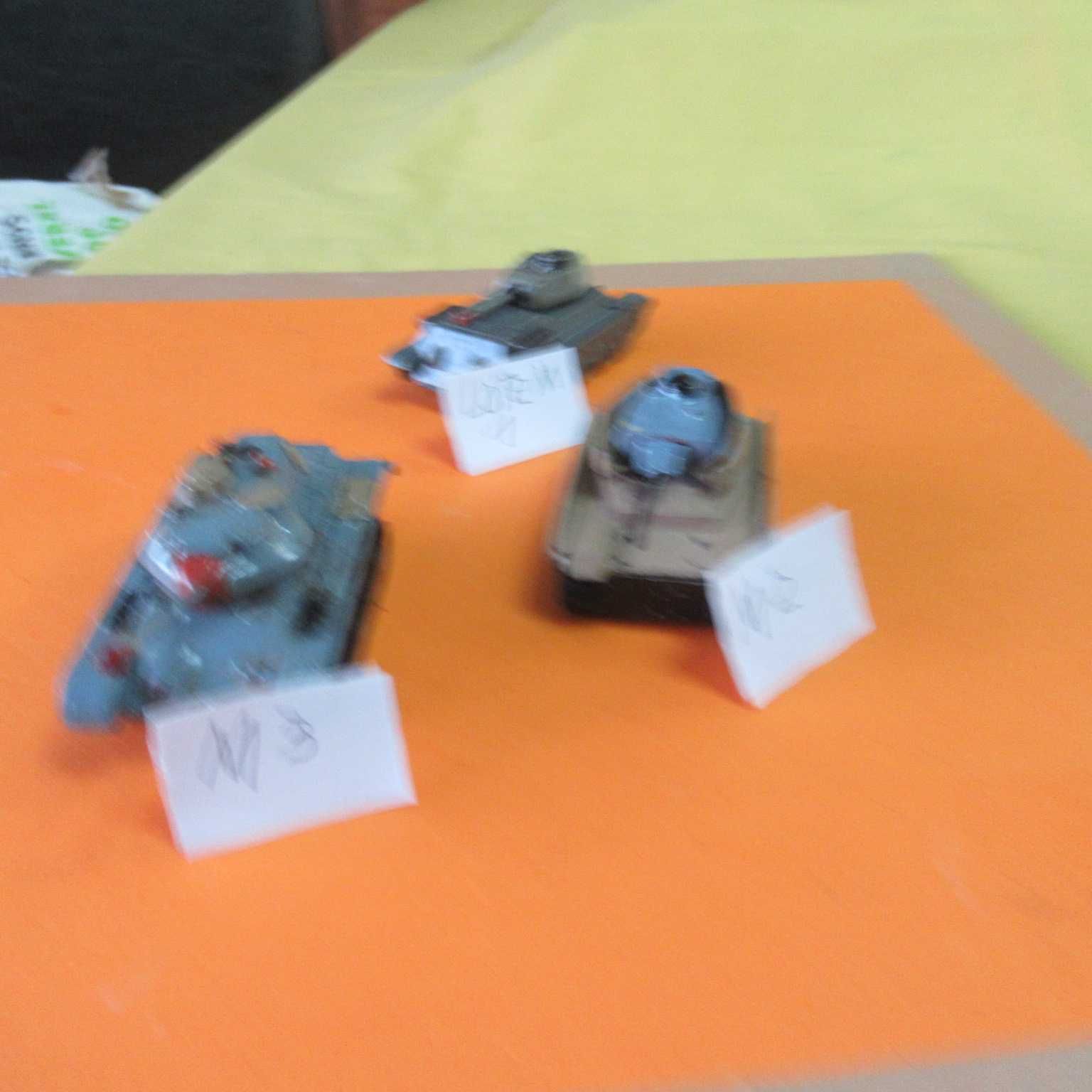 Lote M_ 3 tanques de guerra antigos em metal