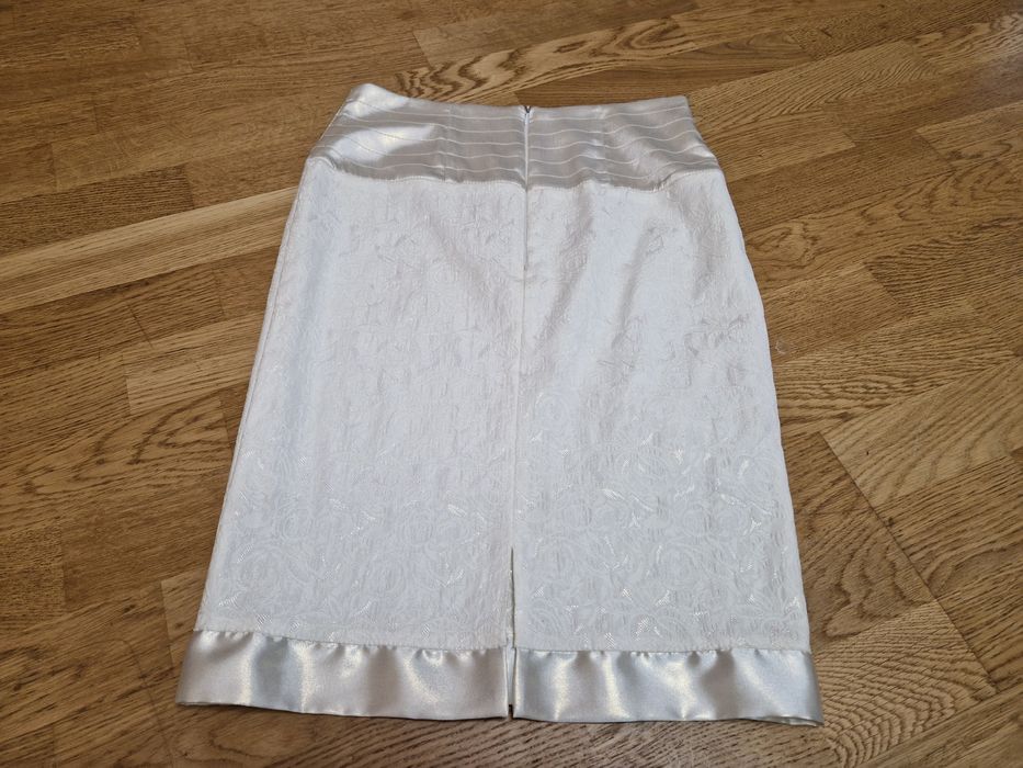 Святковий жіночий костюм