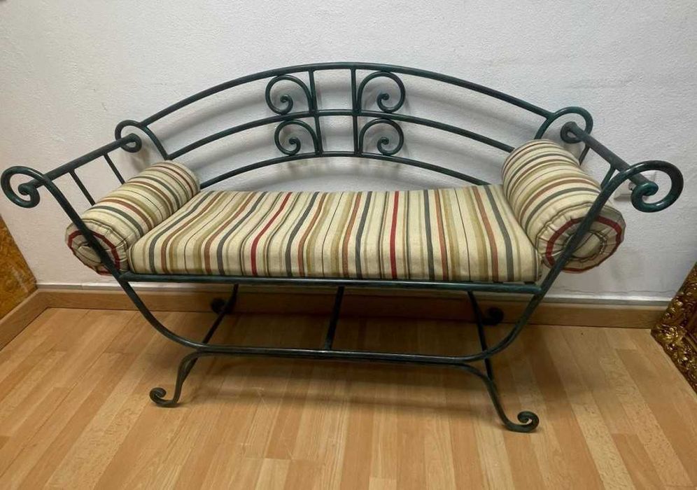 Banco artistico em ferro com almofada