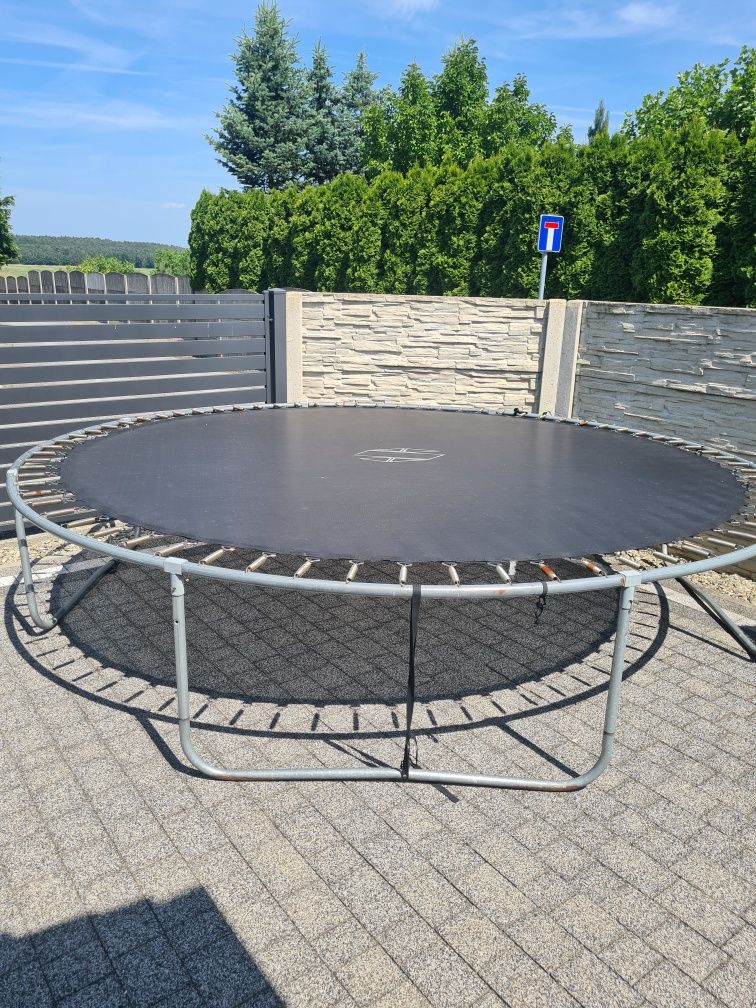 Trampolina używana bez siatki