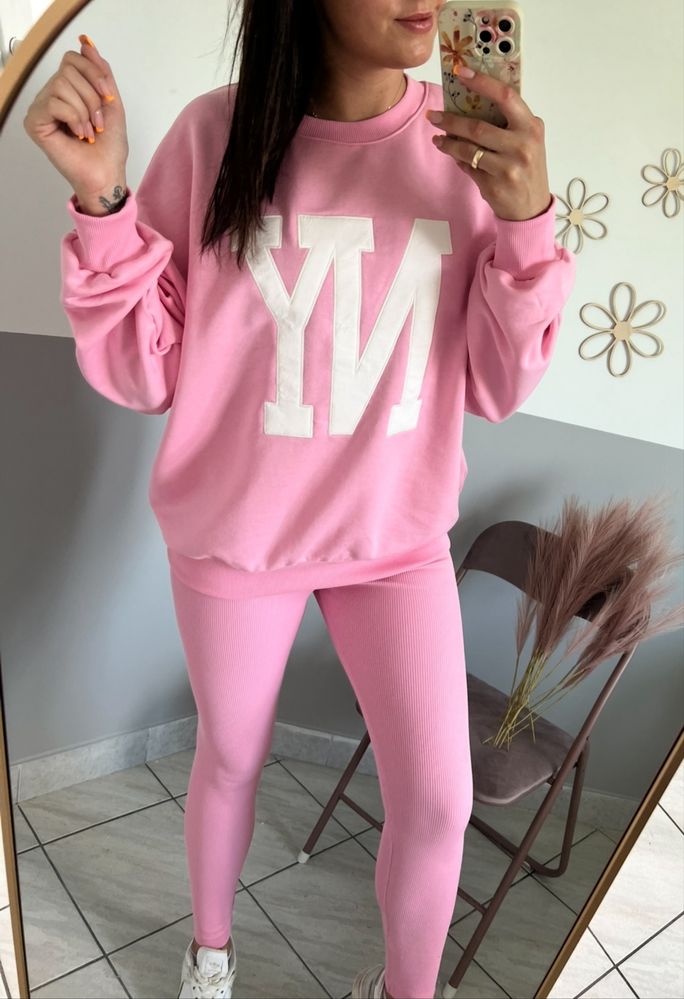 Dres damski NY na jesień pudrowy róż bluza oversize i legginsy prążek