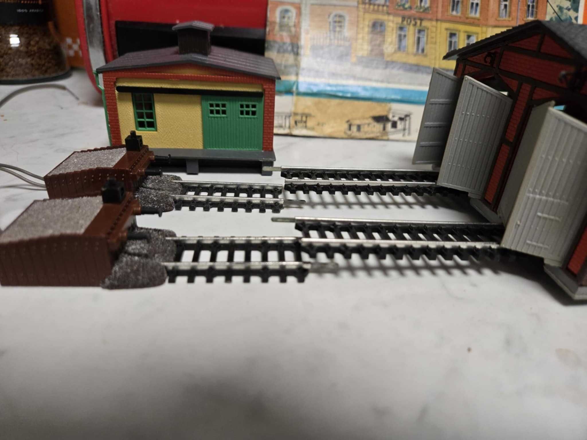 Dwa budynki z torami z kolekcji TT Berliner Bahnen