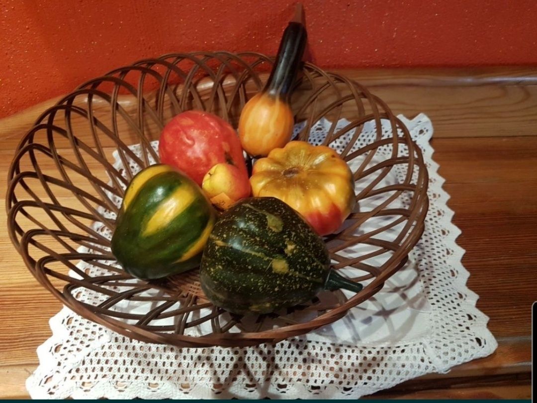 Zestaw warzyw ozdobnych w koszyku Vintage
