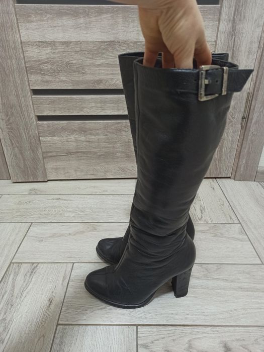 Продам зимові шкіряні сапожки.