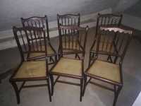 Cadeiras em madeira e palinha
