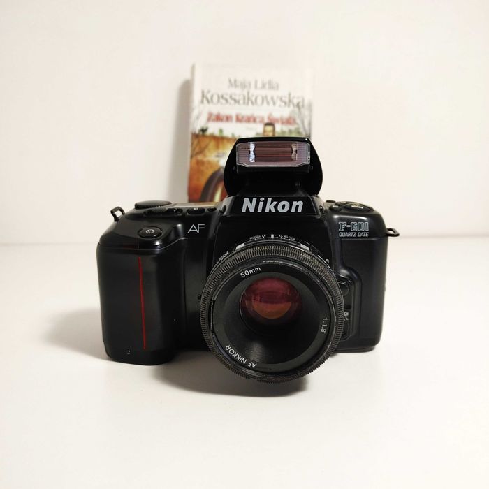 Analogowa Lustrzanka Nikon F-601  Quartz Date AF z NIKKOR 50 mm 1:1,8