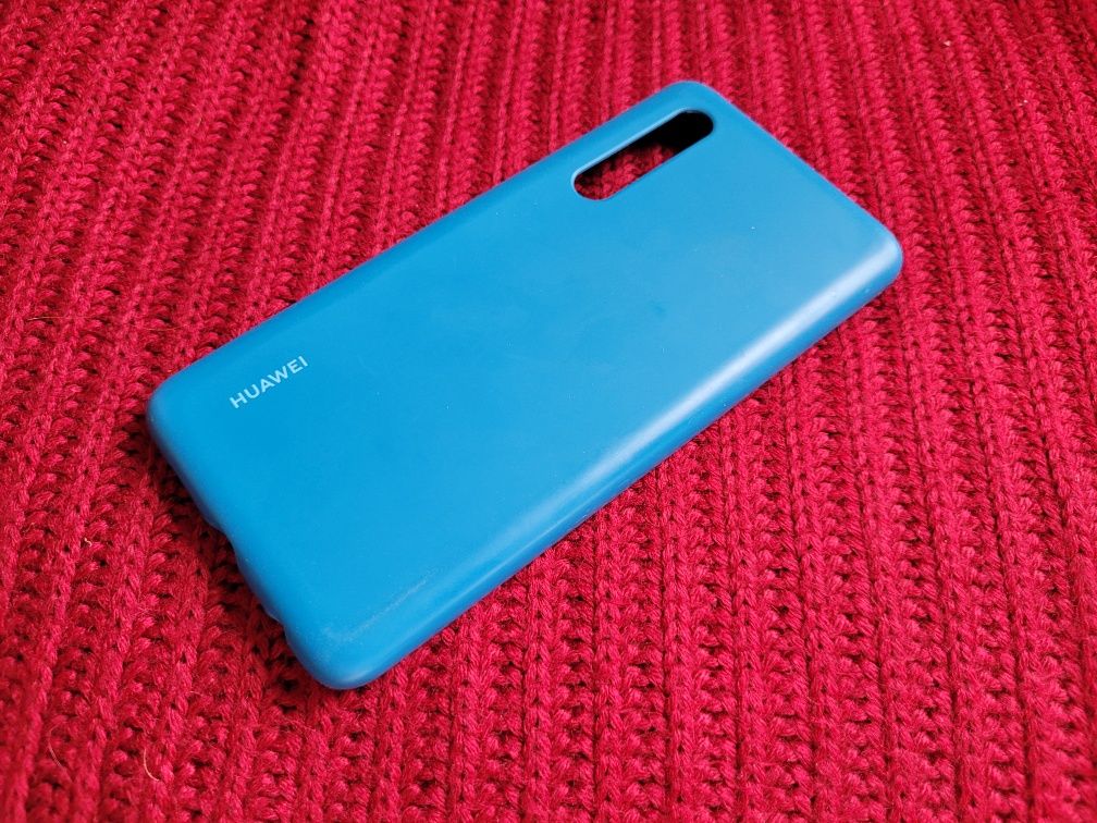 Huawei p30 с зарядкой, гарнитурой и чехлом.