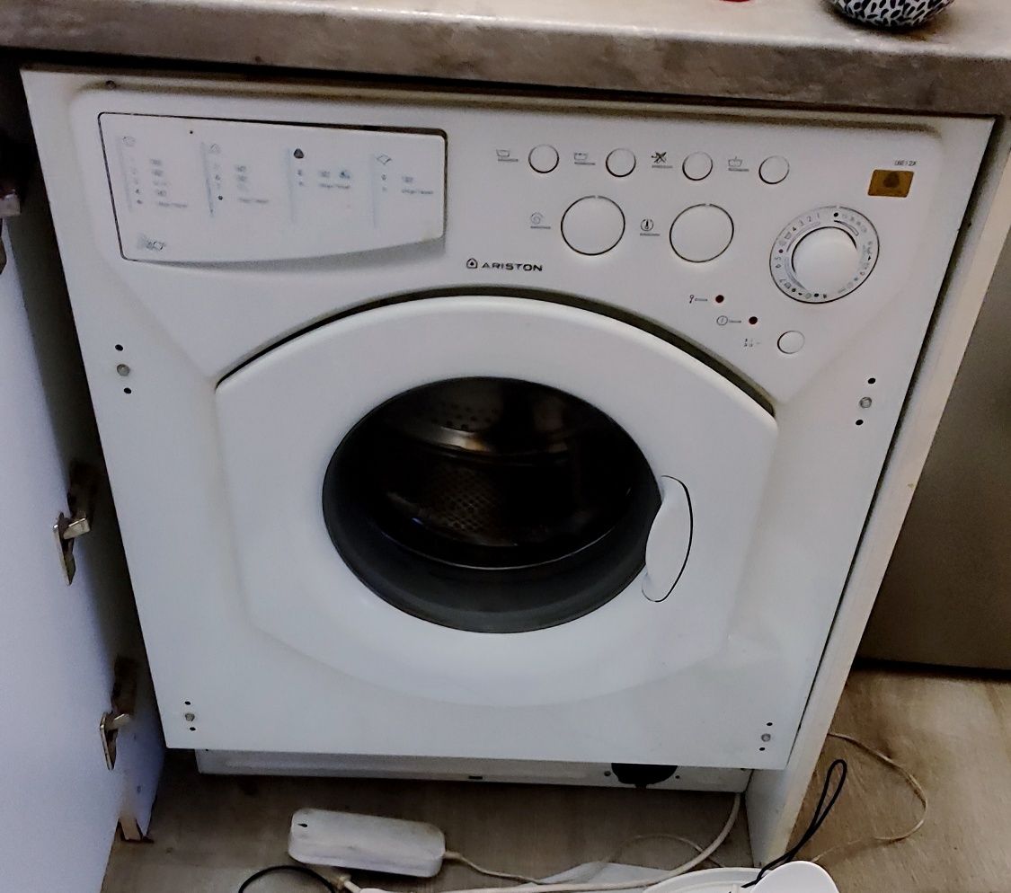 На запчасти встроенная стиральная машинка Аристон 5 кг