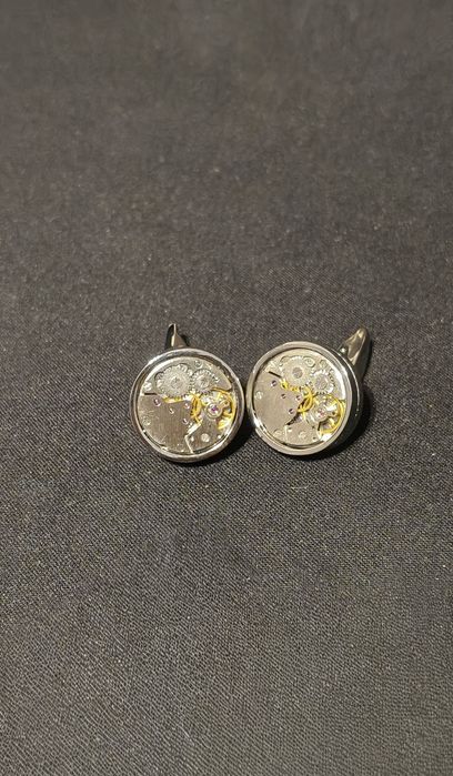 Vendo botões de punho novos. Não usados.