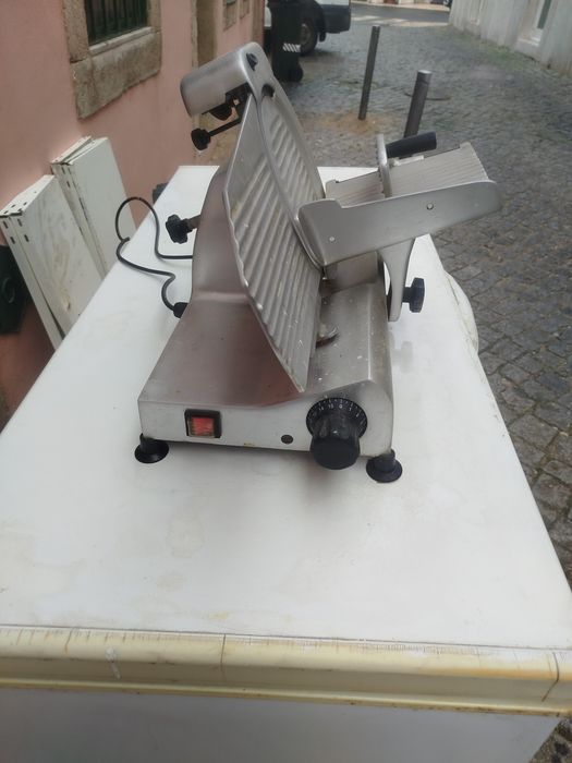 arca congeladora e máquina fiambreira tudo a funcionar bem