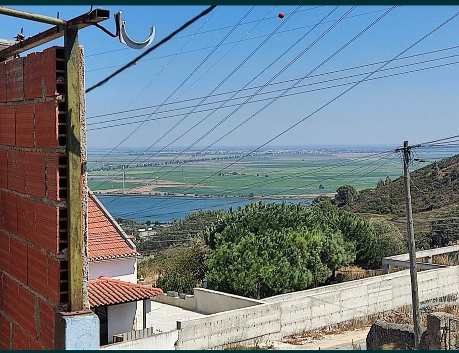 Vendo moradia geminada para remodelação