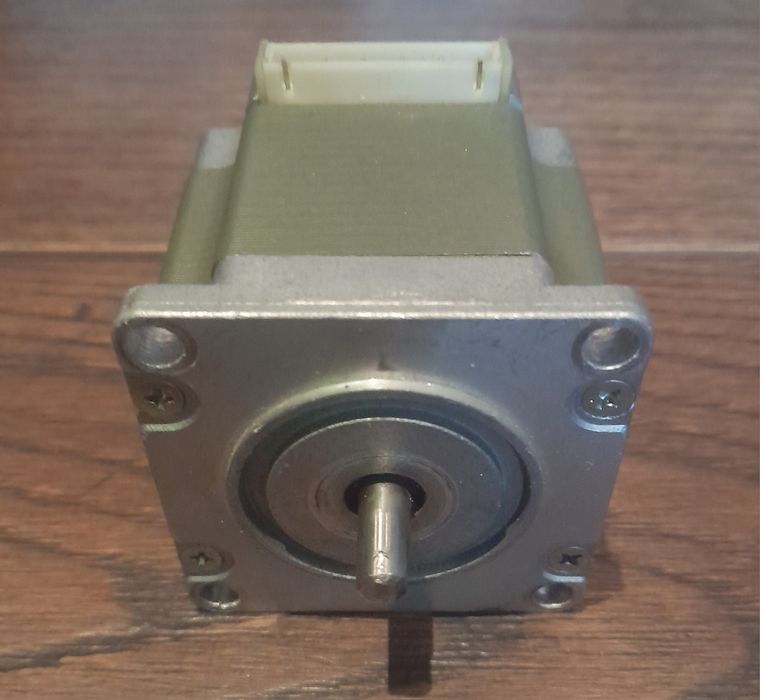 Silnik krokowy  24V używany